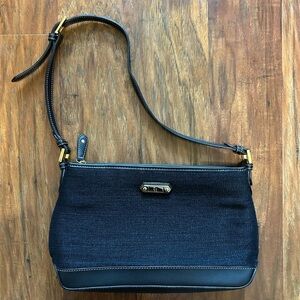 Woven Black Shoulder Bag With Full Zipper and Handle Pockets